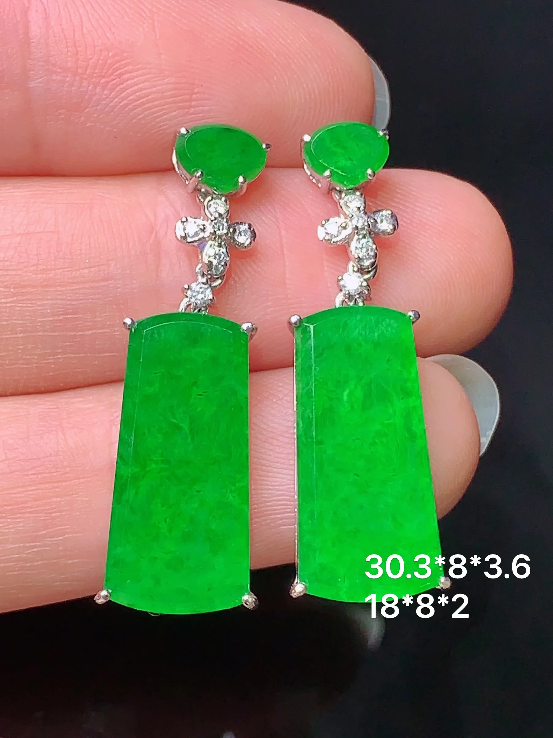 18k金钻镶嵌翠绿无事牌耳坠 玉质细腻 色泽清新艳丽 整体尺寸30.3*8*3.6