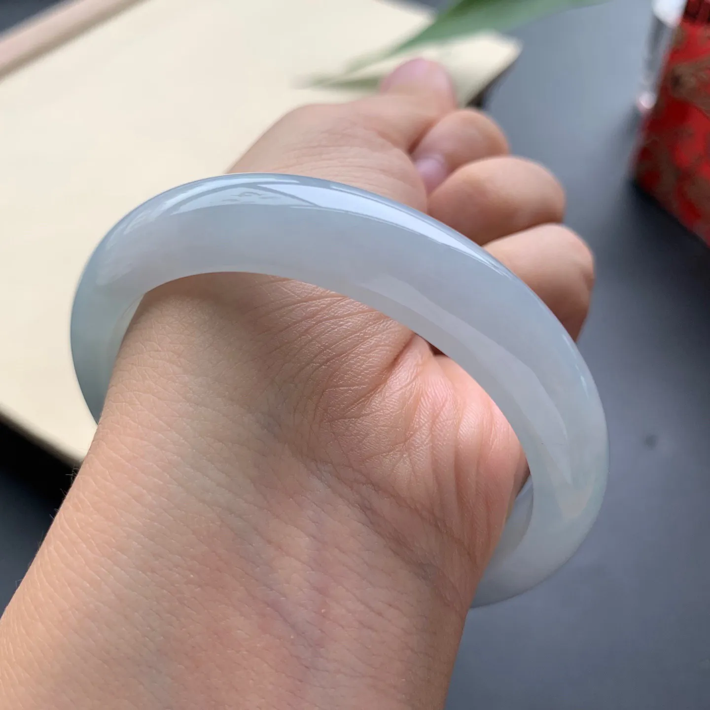 56.3圈口蓝底正圈手镯 尺寸：56.3-11.6-7.5，无纹裂，细腻起胶，水润光滑