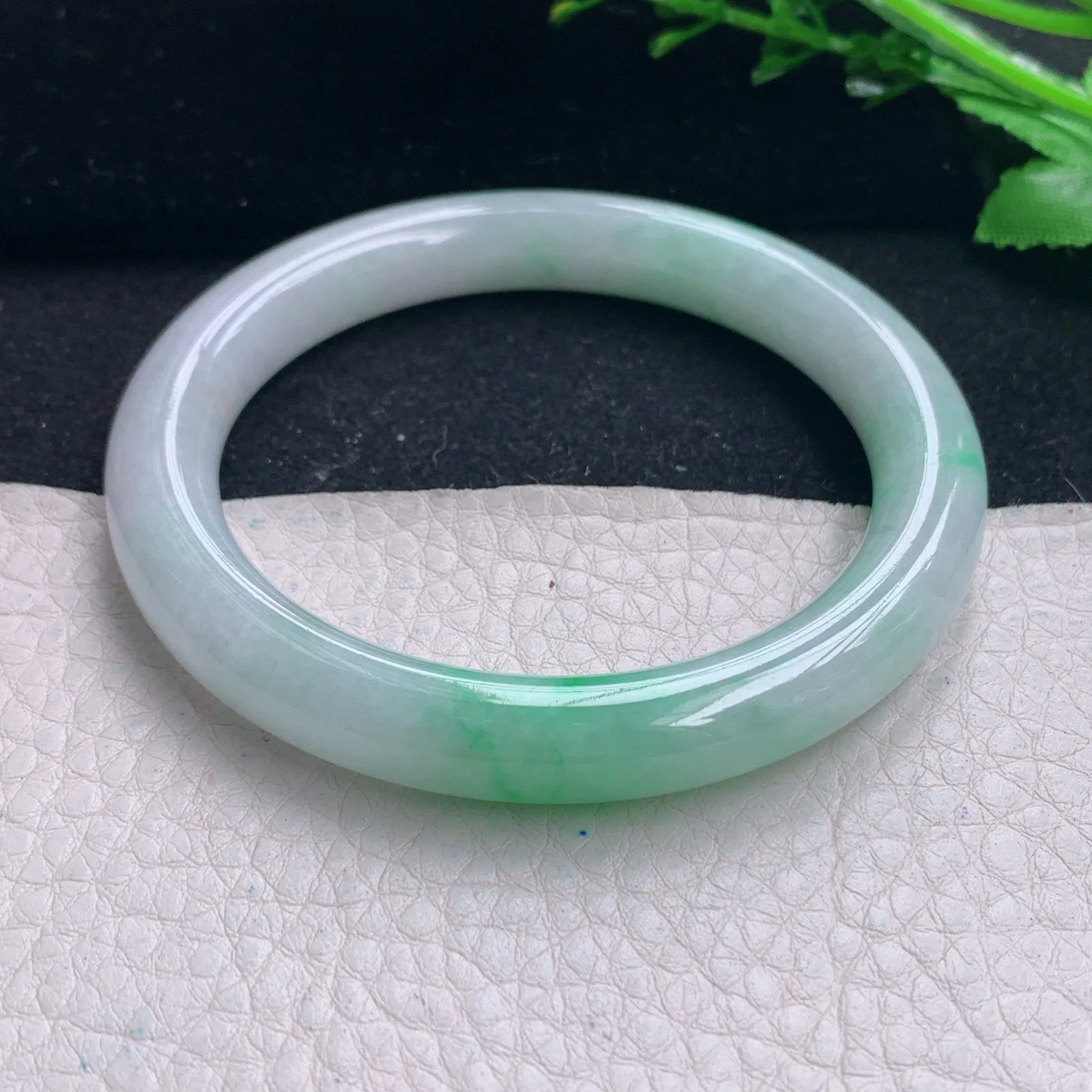 z自然光55*9.2*8.8美人镯 缅甸翡翠a货飘绿圆条玉手镯 玉手环