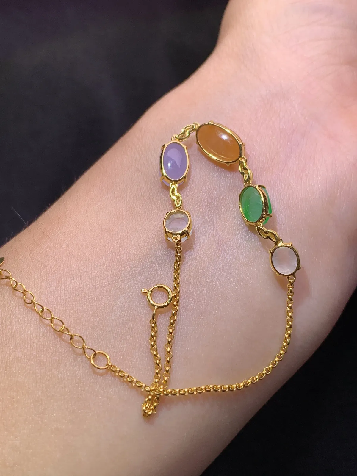 冰种多彩蛋面手链，18k金镶嵌，款式精美，冰润色阳，种水足 尺寸9.6*5.9*2.5