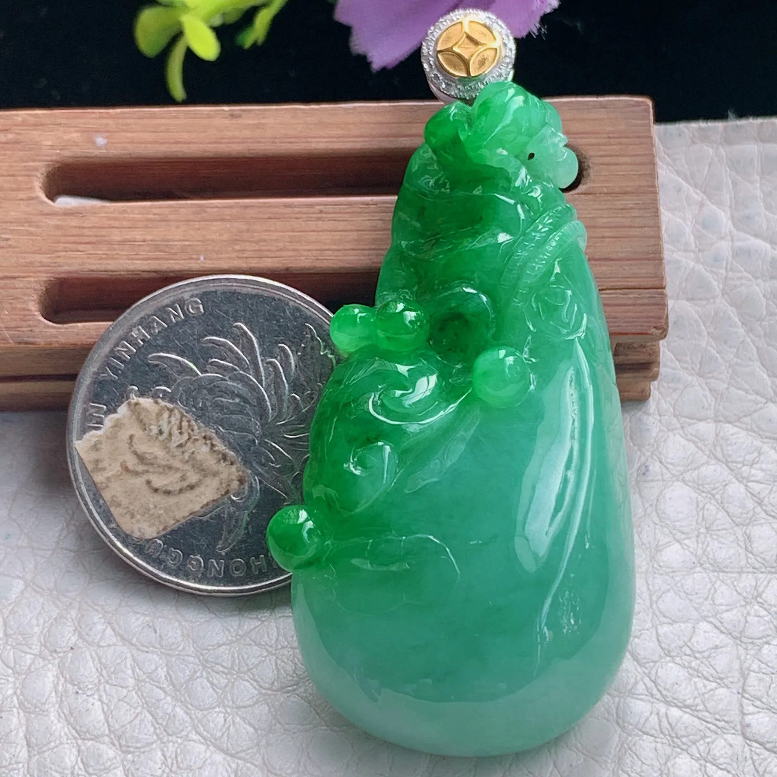 yl实拍58.3*27.3*12缅甸翡翠a货精雕阳绿代代有钱 钱袋玉吊坠 玉挂件