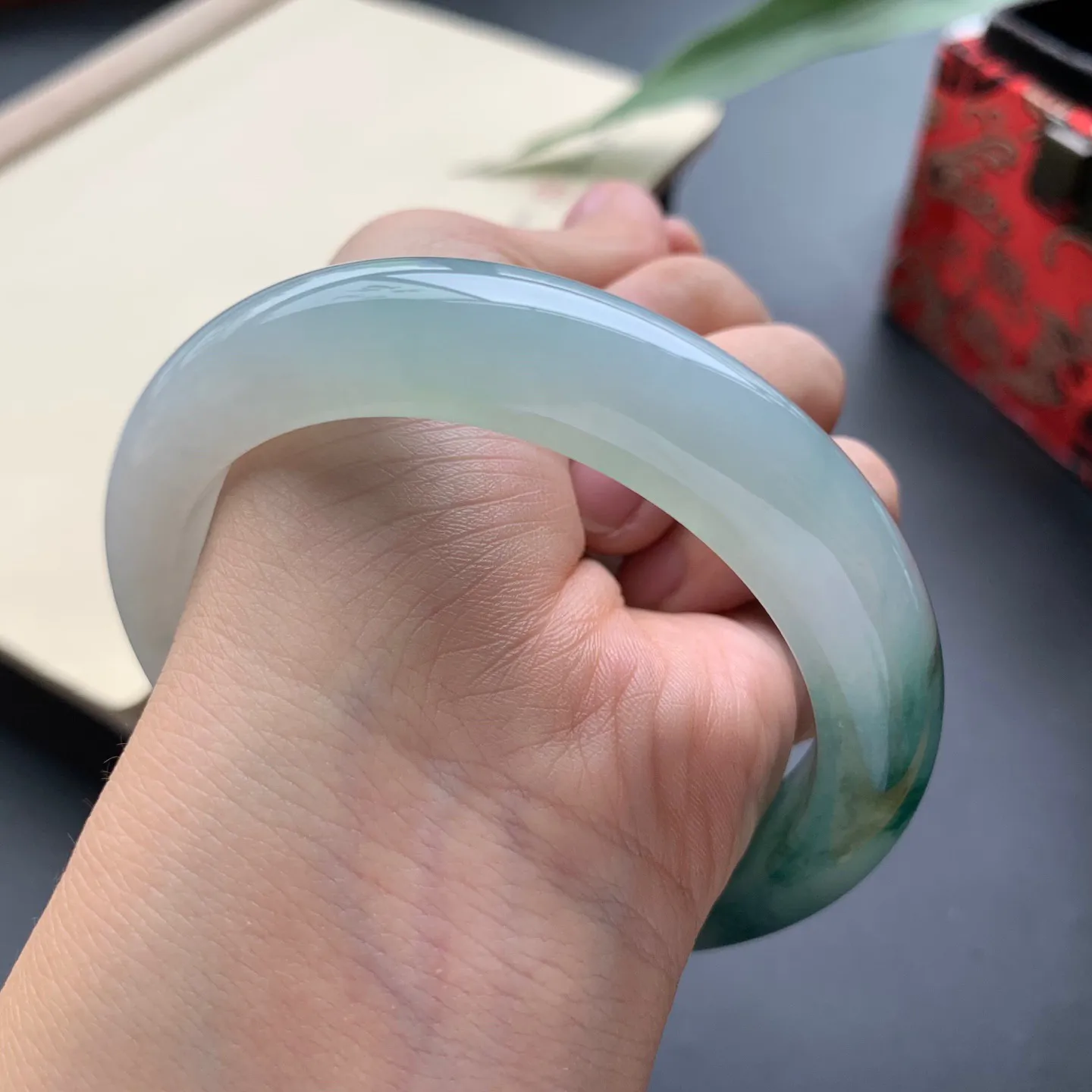 60.2大圈口飘花正圈手镯 尺寸：60.2-12.5-9.6，无纹裂，花色浓郁，版型厚装