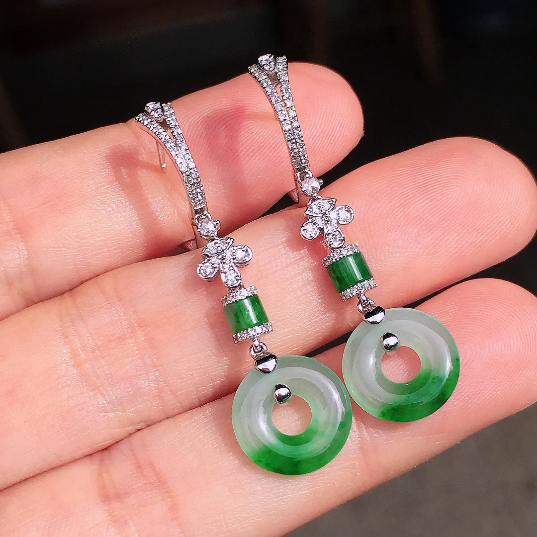 飘绿平安扣耳坠，色泽艳丽，玉质细腻，荧光感超
强，饱满圆润，尽显优雅气质，18k
金豪华镶嵌