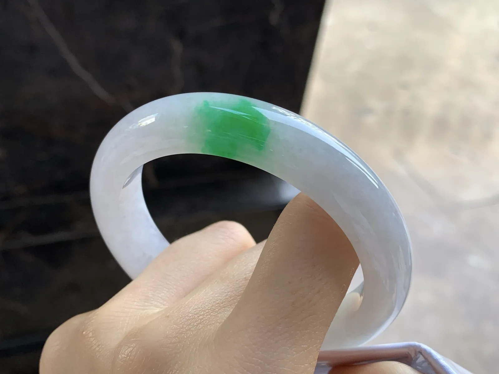 56.5-13-9.4

阳绿色手镯^_^
肉质细腻干净～绿色浓