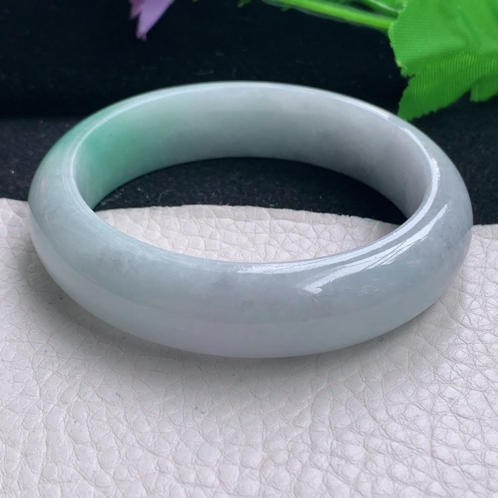 js自然光57.5*15.5*8.8轮胎镯 缅甸翡翠a货飘绿宽边玉手镯 玉手环