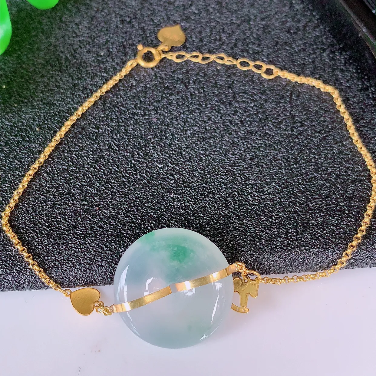 自然光实拍 18k金镶嵌冰种飘花翡翠平安扣手链，沁人心脾，豪华镶嵌而成，手链佩戴效果大气出众，尽显气质。翡翠种水好，胶感足，颜相当漂亮，高性价比，值得入手品鉴！#1.10平安扣尺寸17.*4