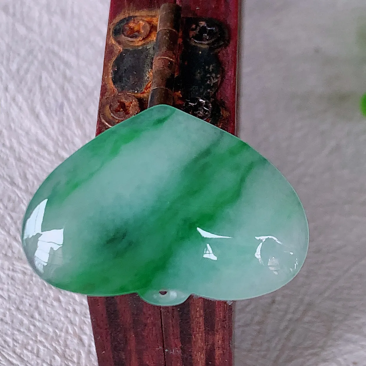 自然光实拍，冰润飘绿翡翠爱心吊坠，种老水足，雕工精湛 ，寓意美好，佩戴时尚出众！#57.10