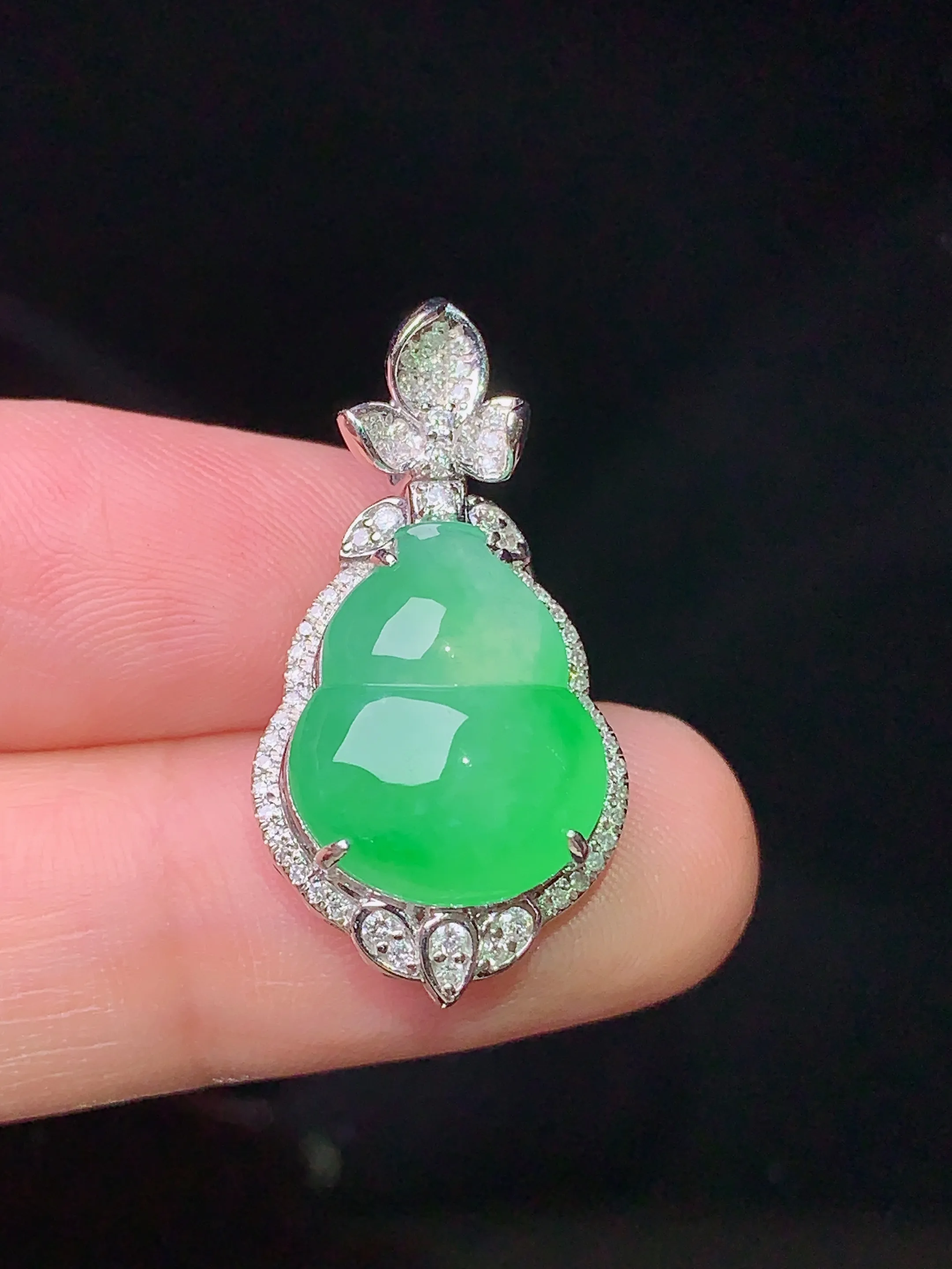 18k金钻镶嵌翠绿葫芦吊坠 玉质细腻 色泽清新艳丽 整体尺寸27.5*14.6*8.9