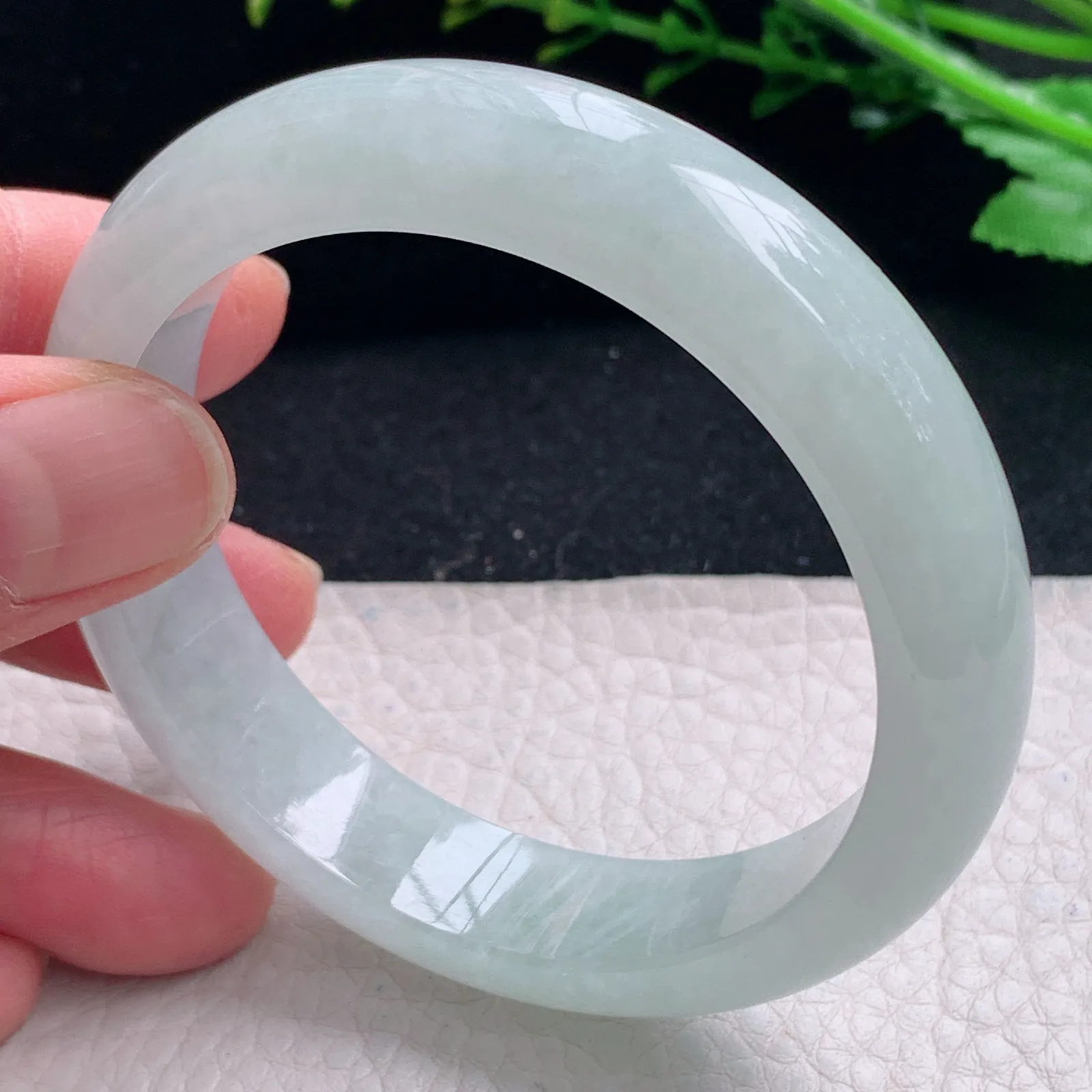 hy自然光54.5*13*8.2平安镯 缅甸翡翠a货浅绿宽边玉手镯 玉手环