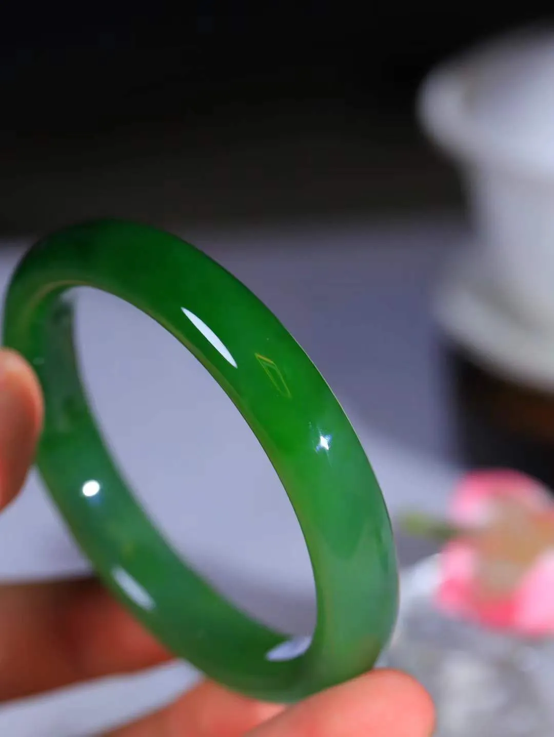 【温润如心.镯】

收藏级️和田玉碧玉手镯，精选上等碧玉料，色泽清透，质地细腻。佩戴它，感受千年玉文化的温润与优雅，愿它为您带来平安与幸福。重48.8克  尺寸58-11.8-7.8mm  101101011A