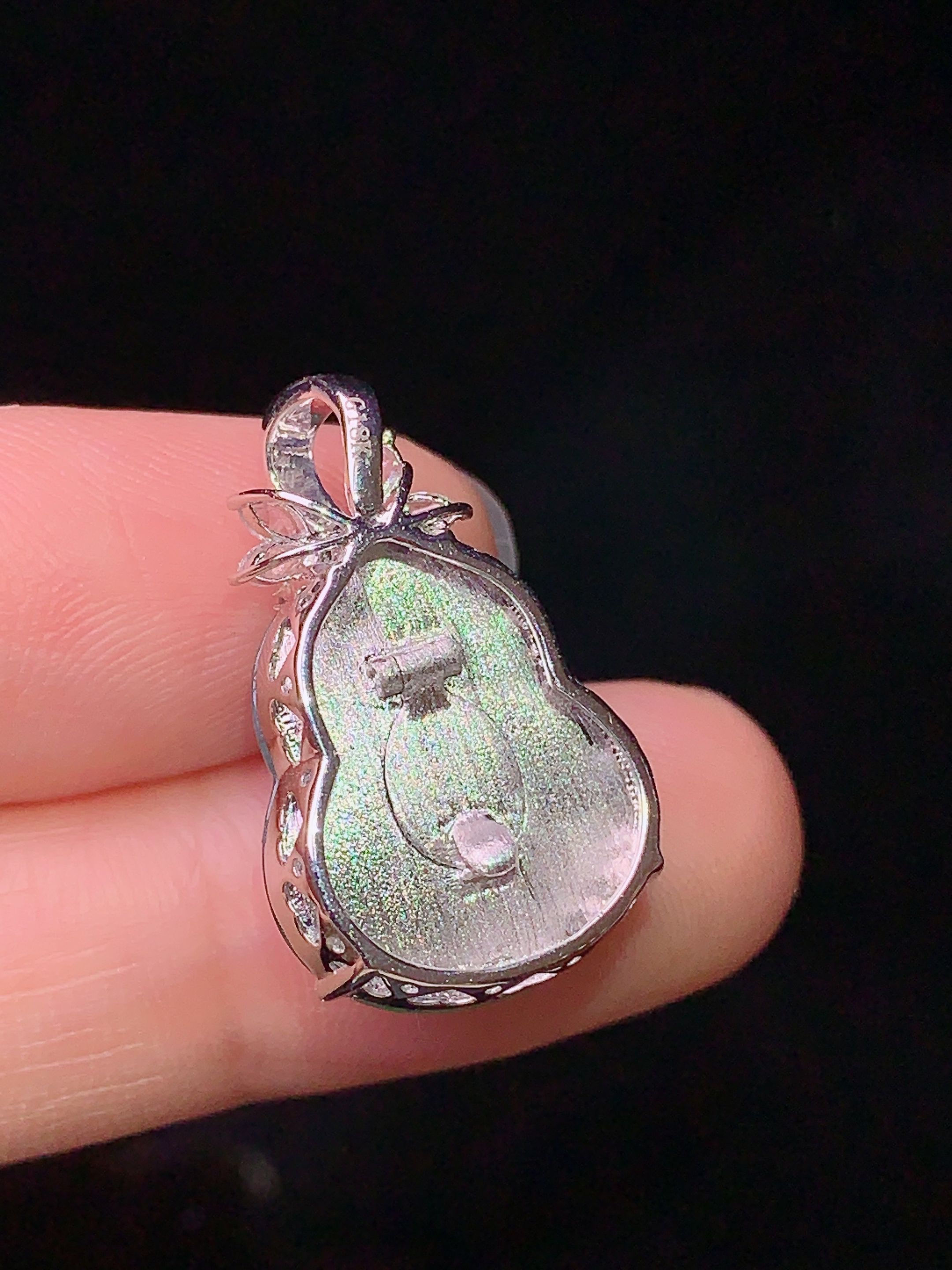 18k金钻镶嵌翠绿葫芦吊坠 玉质细腻 色泽清新艳丽 整体尺寸23.5*14.3*9