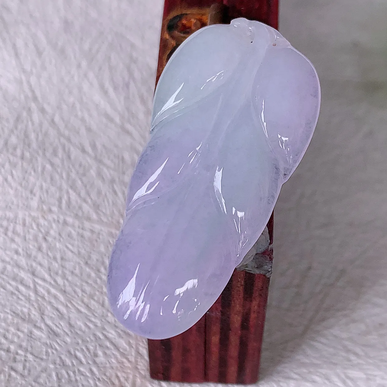 自然光实拍，冰胶水润紫罗兰翡翠叶子吊坠 ，种水足，色泽清新，工艺精湛，叶子寓意美好；金枝玉叶，事业有成。#57.10