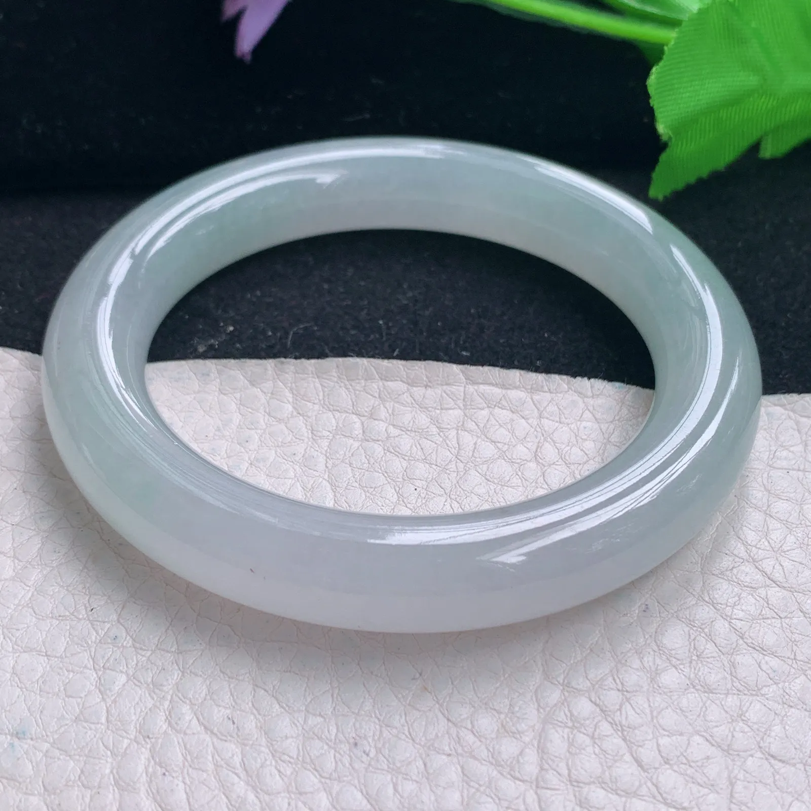 r自然光57*11美人镯 缅甸翡翠a货冰纯浅绿圆条玉手镯 玉手环