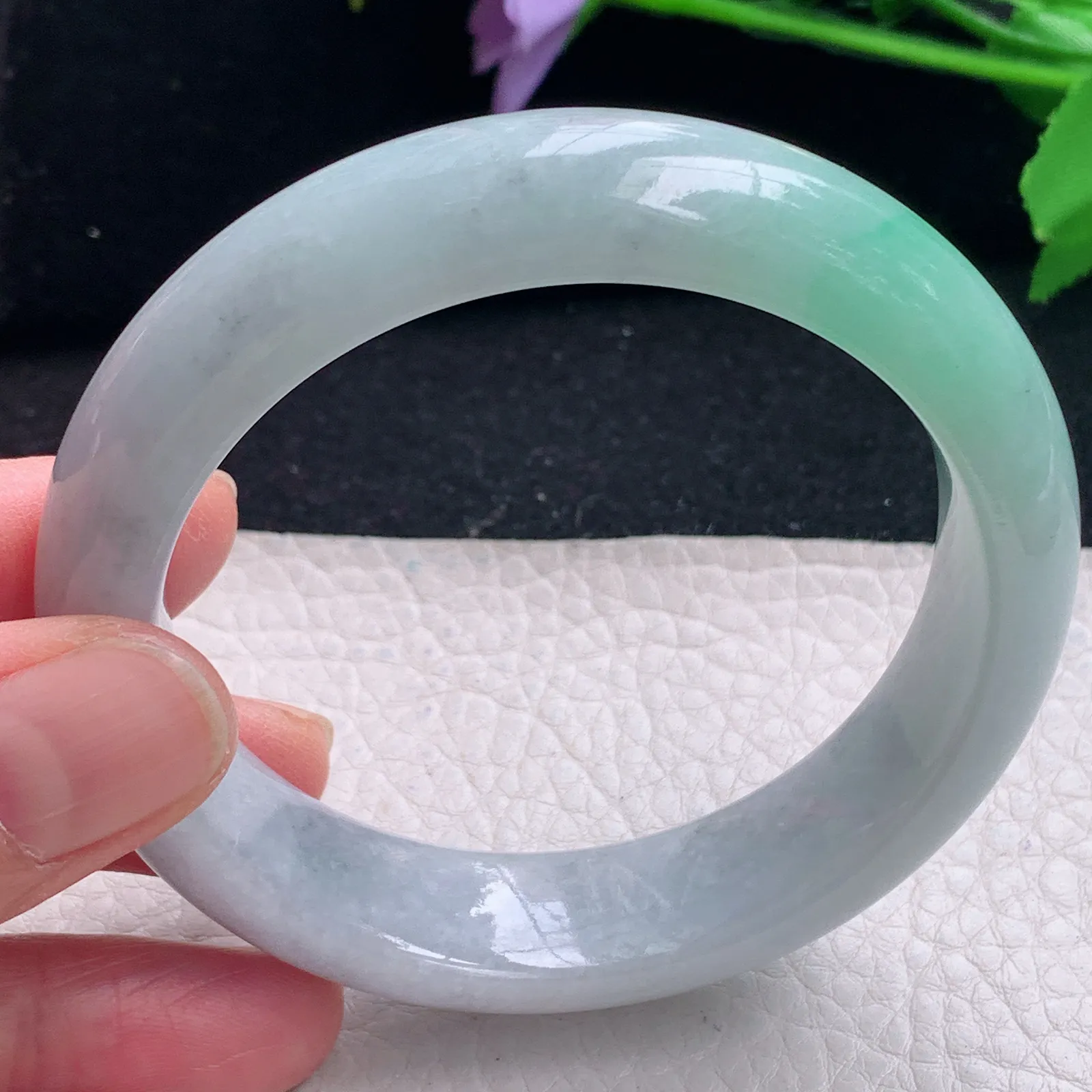 js自然光57.5*15.5*8.8轮胎镯 缅甸翡翠a货飘绿宽边玉手镯 玉手环