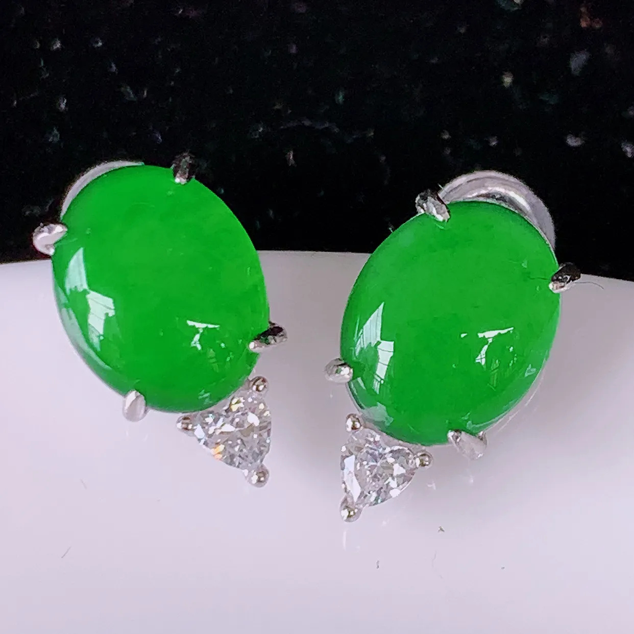 冰透满绿翡翠925银镶嵌耳钉，自然光实拍，翠色灵动，颜色漂亮，种老水足，品相佳，佩戴佳品！#97.10整体18*13.5*8裸石10-8