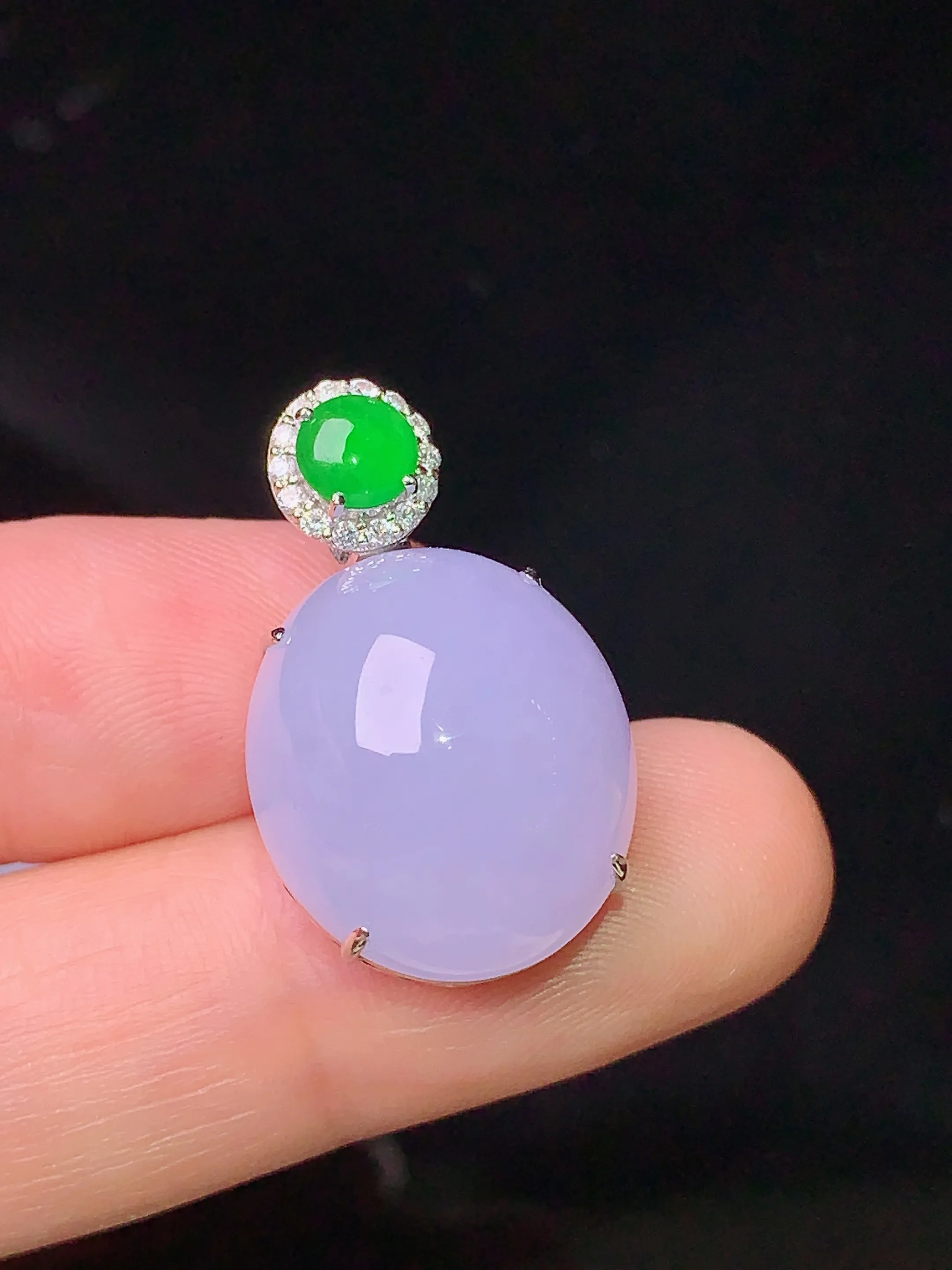 18k金钻镶嵌紫罗兰蛋面吊坠 玉质细腻 色泽清新艳丽 整体尺寸25.3*15.5*11.5