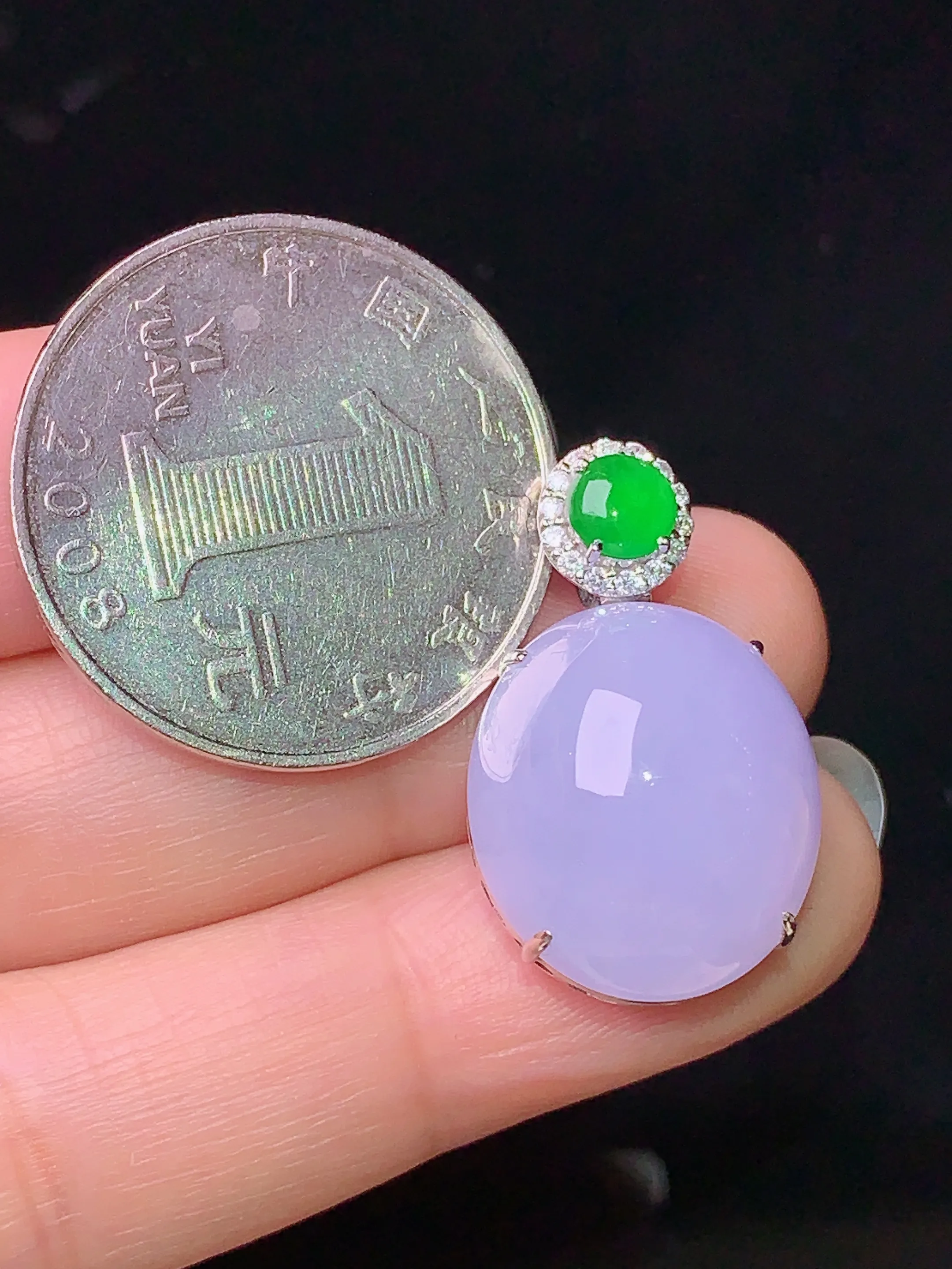 18k金钻镶嵌紫罗兰蛋面吊坠 玉质细腻 色泽清新艳丽 整体尺寸25.3*15.5*11.5