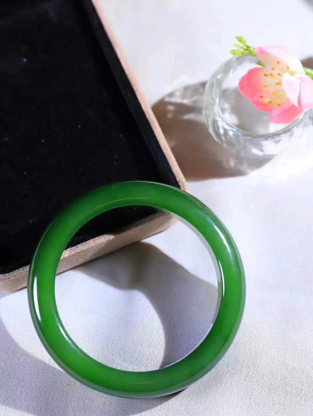 【腕间柔情.手镯】   

收藏传家级臻品️和田玉碧玉手镯 玉质温润细腻 油性十足 古朴秀雅 轻抚岁月的栏杆软香温玉，腕间玉镯轻轻晃动，令人情动心间，撷一缕月末的芬芳，把心思铺陈，时光静美，惟有你最温柔。重65克   尺寸55-13.6-9mm  461101000A