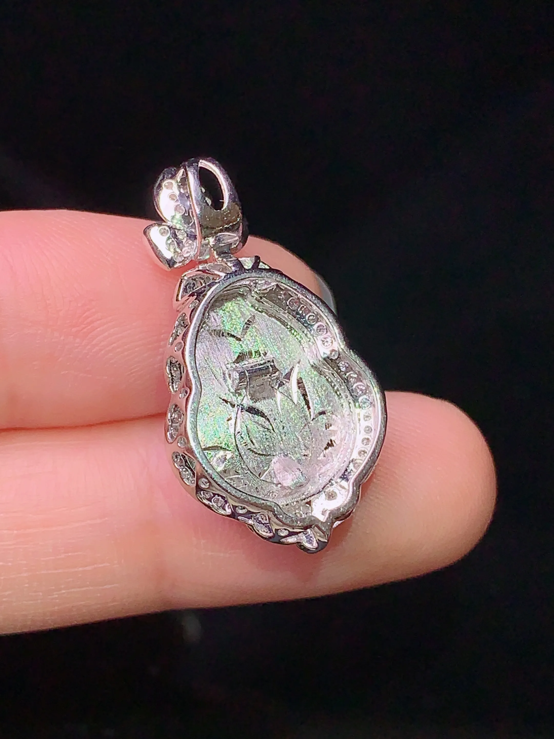 18k金钻镶嵌翠绿葫芦吊坠 玉质细腻 色泽清新艳丽 整体尺寸27.5*14.6*8.9