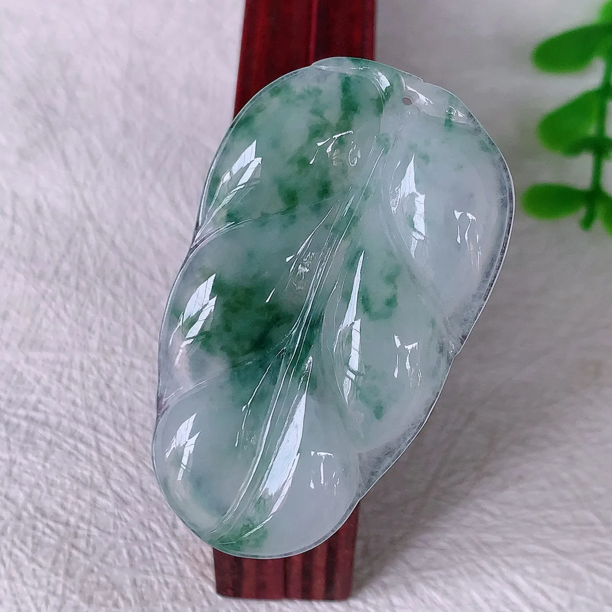 自然光实拍，冰种飘花翡翠叶子吊坠 ，种水足，色泽清新，工艺精湛，叶子寓意美好；金枝玉叶，事业有成。#57.10