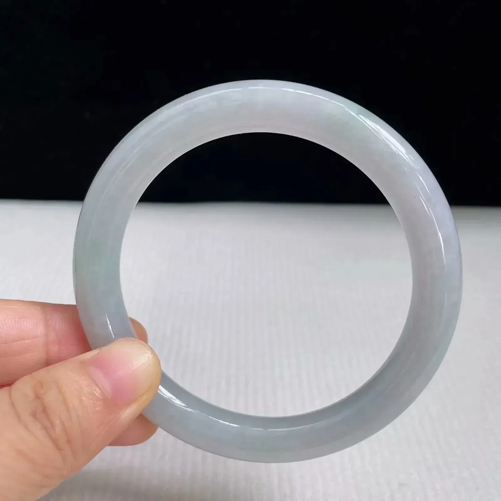 56mm自然光拍摄天然翡翠A货淡绿好种水圆条手镯 40.40克