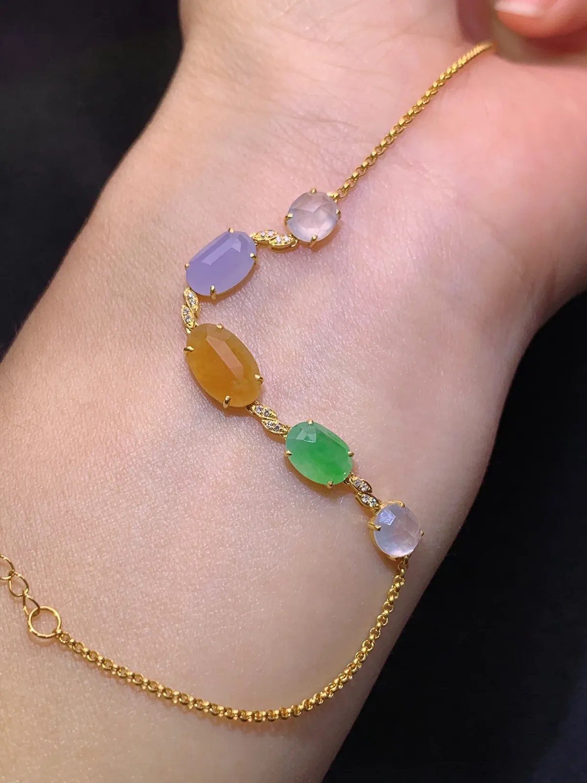 冰种多彩蛋面手链，18k金镶嵌，款式精美，冰润色阳，种水足 尺寸9.6*5.9*2.5