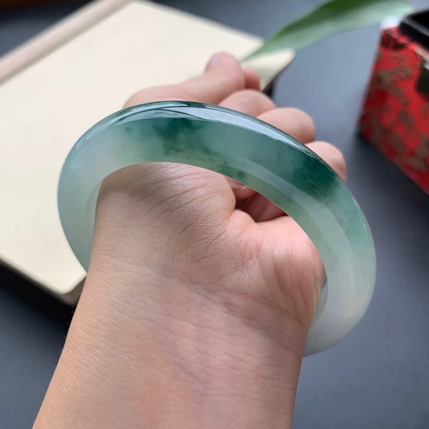 60.2大圈口飘花正圈手镯 尺寸：60.2-12.5-9.6，无纹裂，花色浓郁，版型厚装