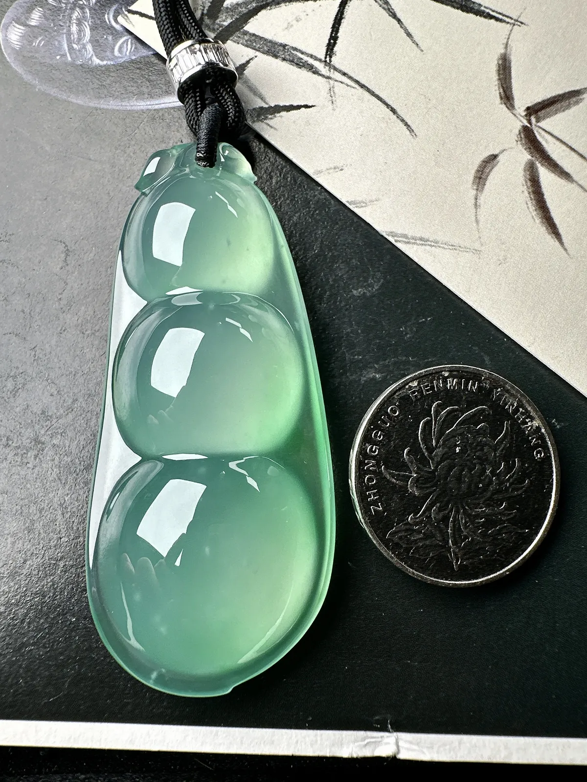 【冰种巨无霸福豆吊坠】飘一抹绿，起钢光，种地上乘，冰感十足，通透起光，饱满圆润，收藏品质