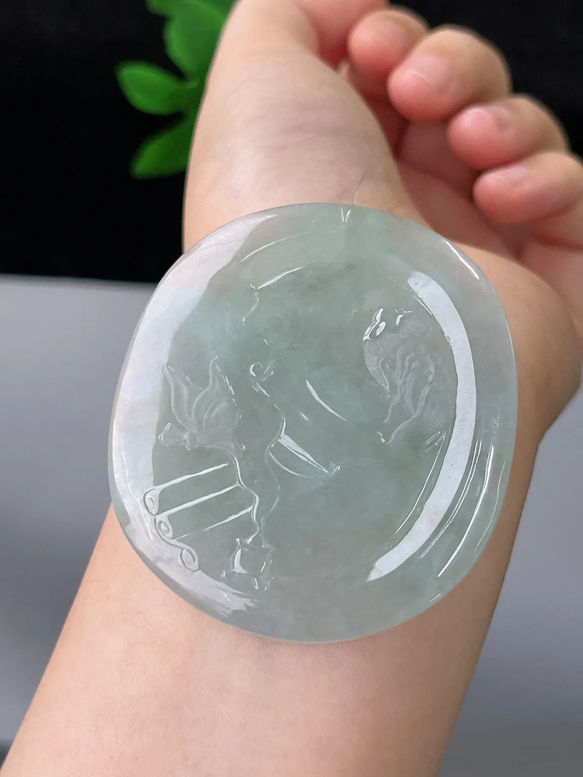 翡翠冰糯种淡绿色吊坠