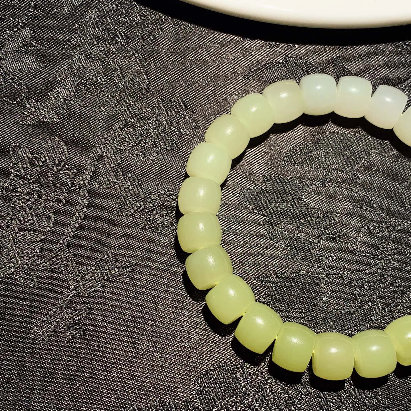 和田玉黄口料直切老型珠手串。单颗尺寸8/10！玉质细腻油润。手推出油。佩戴高端典雅。lt251110