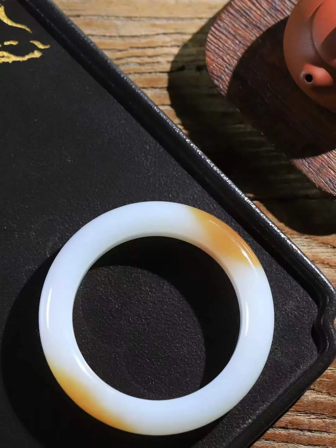 【婉约佳人.手镯】

典藏级臻品️和田玉糖白玉手镯 玉质温润细腻 油性十足 手感舒适，高华雅逸，线条流畅，简约大气，美自天成，素雅高贵。佩戴于腕间，婉约之美，举手投足间透出那份低调奢华。重75.5克 内径55mm  尺寸13.7-10.8mm   FDA-691101031