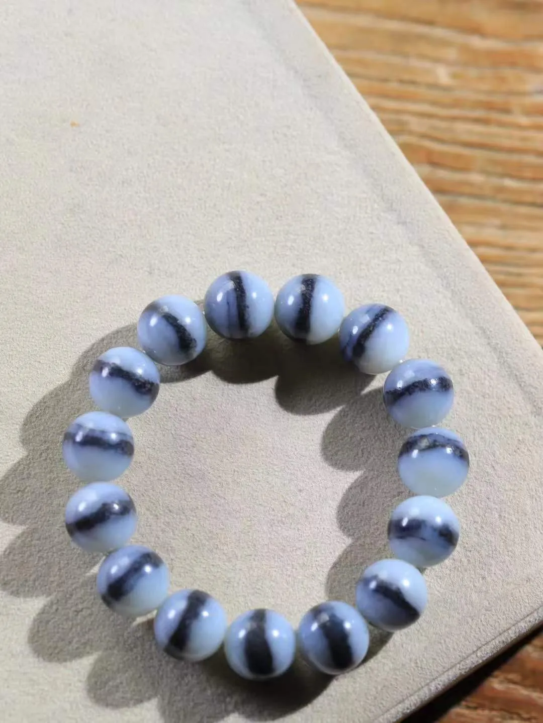 【籽.珠圆玉润.手串】

新疆和田青花籽料珠圆玉润手串 玉质温润细腻  整串打磨圆润，佩戴舒适。珠珠落玉盘，间关莺语花底滑，一生美好时光，无论身在何处，都有它相伴相守。事事顺遂，幸福美满，吉祥如意。重64克 尺寸取一14.1mm  FDA-221101033