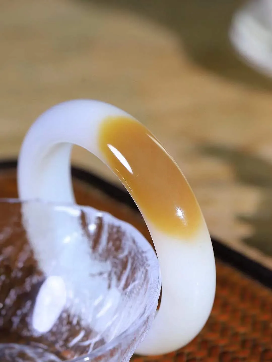 （一见钟情.手镯）

收藏级臻品️和田玉糖白玉手镯，玉质温和莹润，精光内蕴，手感舒适。整器简约，打磨光洁，让人爱不释手，料美艺精，萦绕于手，尽显高贵之姿。重73克 内径54.5mm尺寸15.5-9.7mm   FDA-101101073