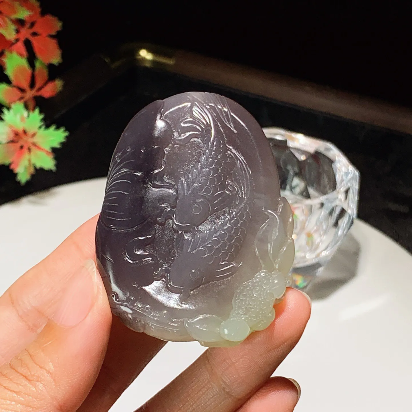 和田玉青海翠翠青连年有余牌子挂件。尺寸57/45/12重56克。玉质细腻油润。手推出油。佩戴高端典雅。lt251110