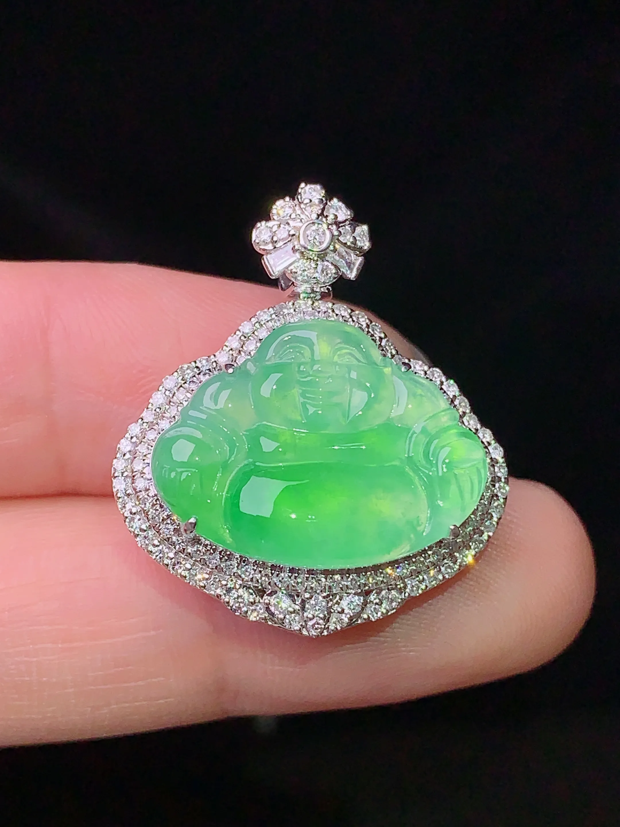 18k金钻镶嵌翠绿佛公吊坠 玉质细腻 色泽清新艳丽 整体尺寸26.5*23*10.8