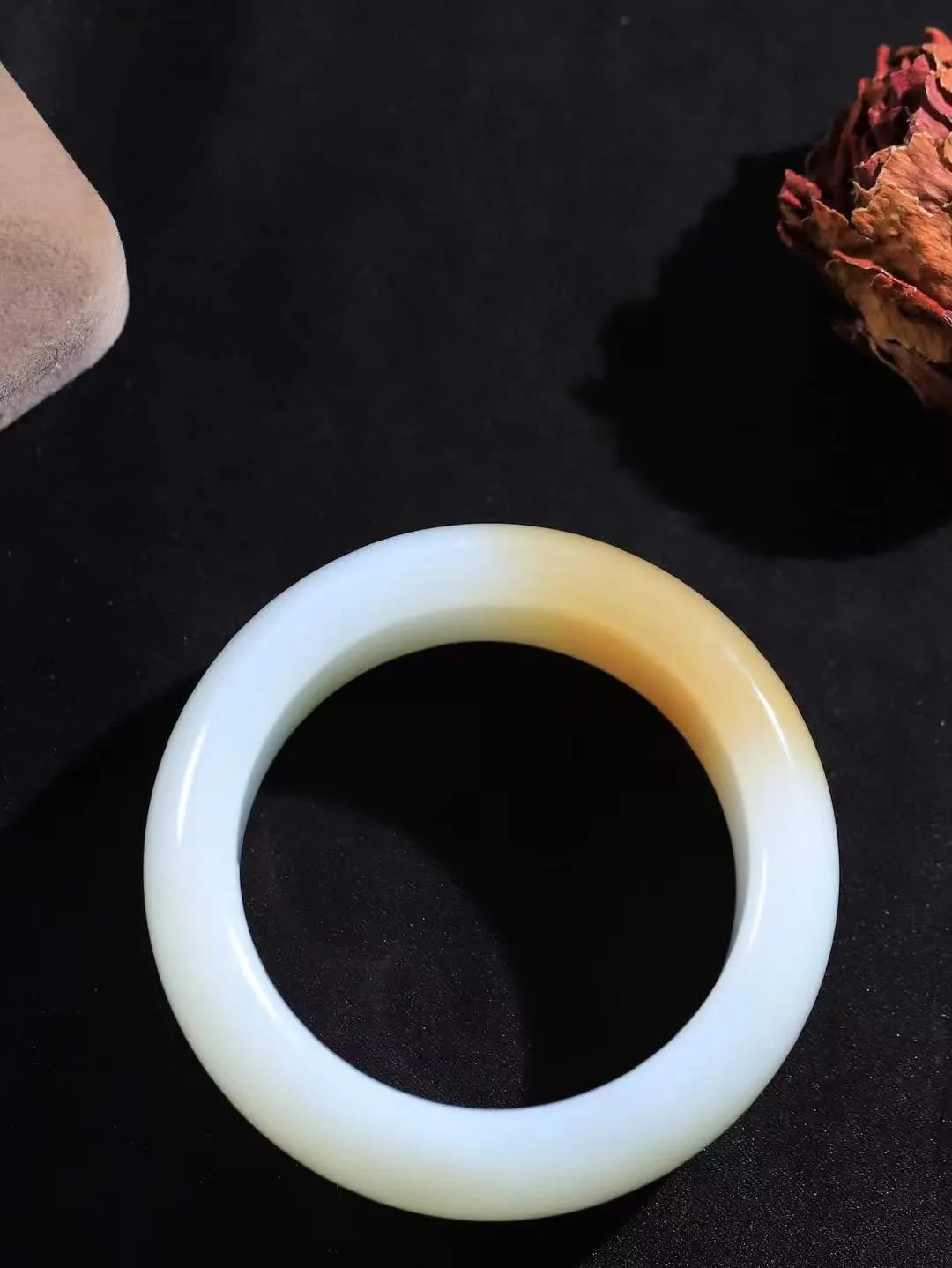 【暖玉生香·手镯】

收藏传家级臻品️️和田玉糖白玉手镯，质地油润细腻，色泽高贵典雅，镯型古朴典雅。在诗情画意的雨巷相遇，你是我腕间的一抹风情，有你眸有深情，清风荡漾湖间静水，我愿俯身低眉，在烟波涟漪处，寻你深情倩影。内径56mm 尺寸25.5-10.8mm 重144.2克451101032A