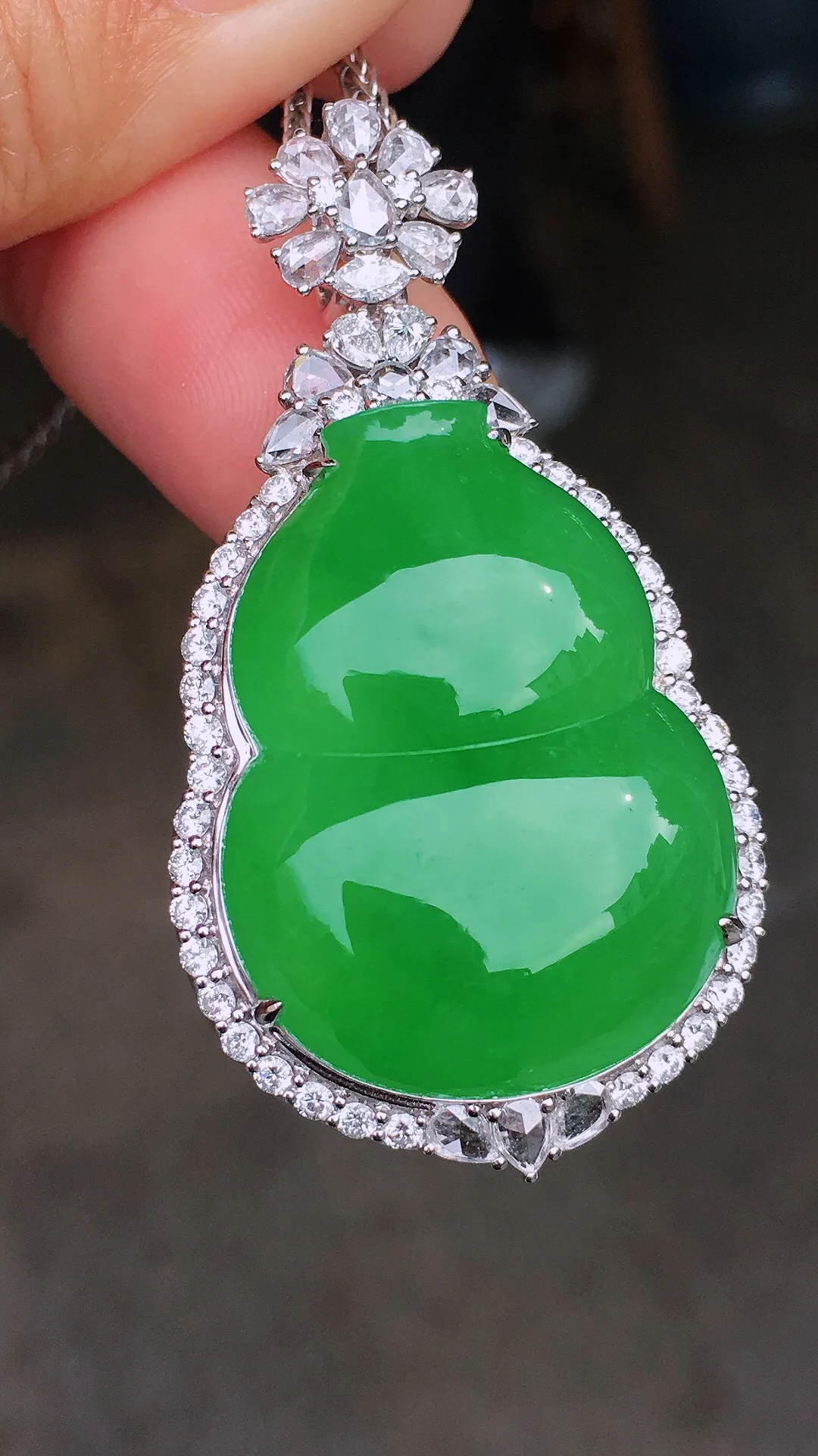 阳绿大葫芦吊坠，色泽均匀艳丽，玉质细腻，荧光感超
强，饱满圆润，尽显优雅气质，18k
金豪华镶嵌