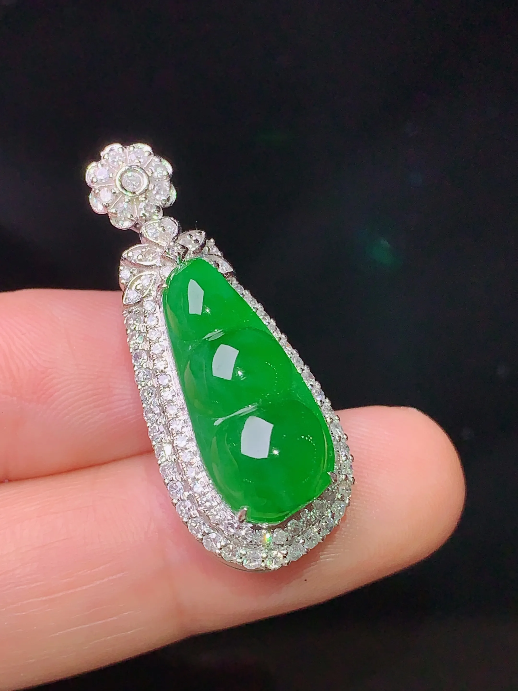 18k金钻镶嵌满绿四季豆吊坠 玉质细腻 色泽清新艳丽 整体尺寸33.3*13.6*12.2