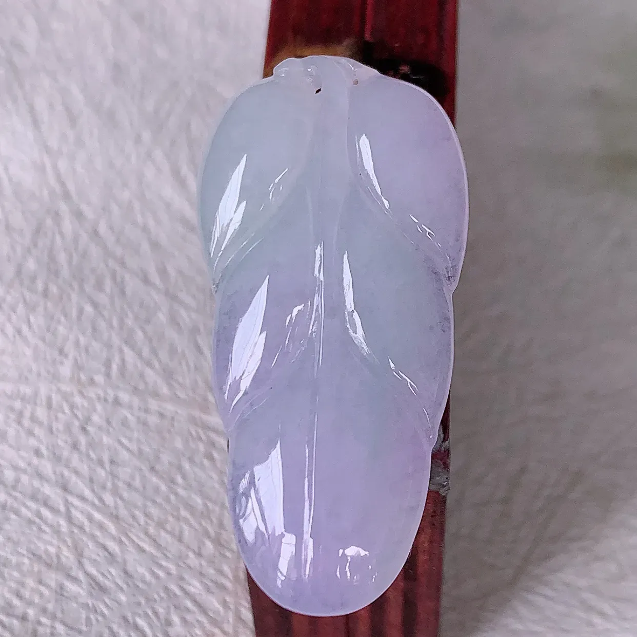 自然光实拍，冰胶水润紫罗兰翡翠叶子吊坠 ，种水足，色泽清新，工艺精湛，叶子寓意美好；金枝玉叶，事业有成。#57.10