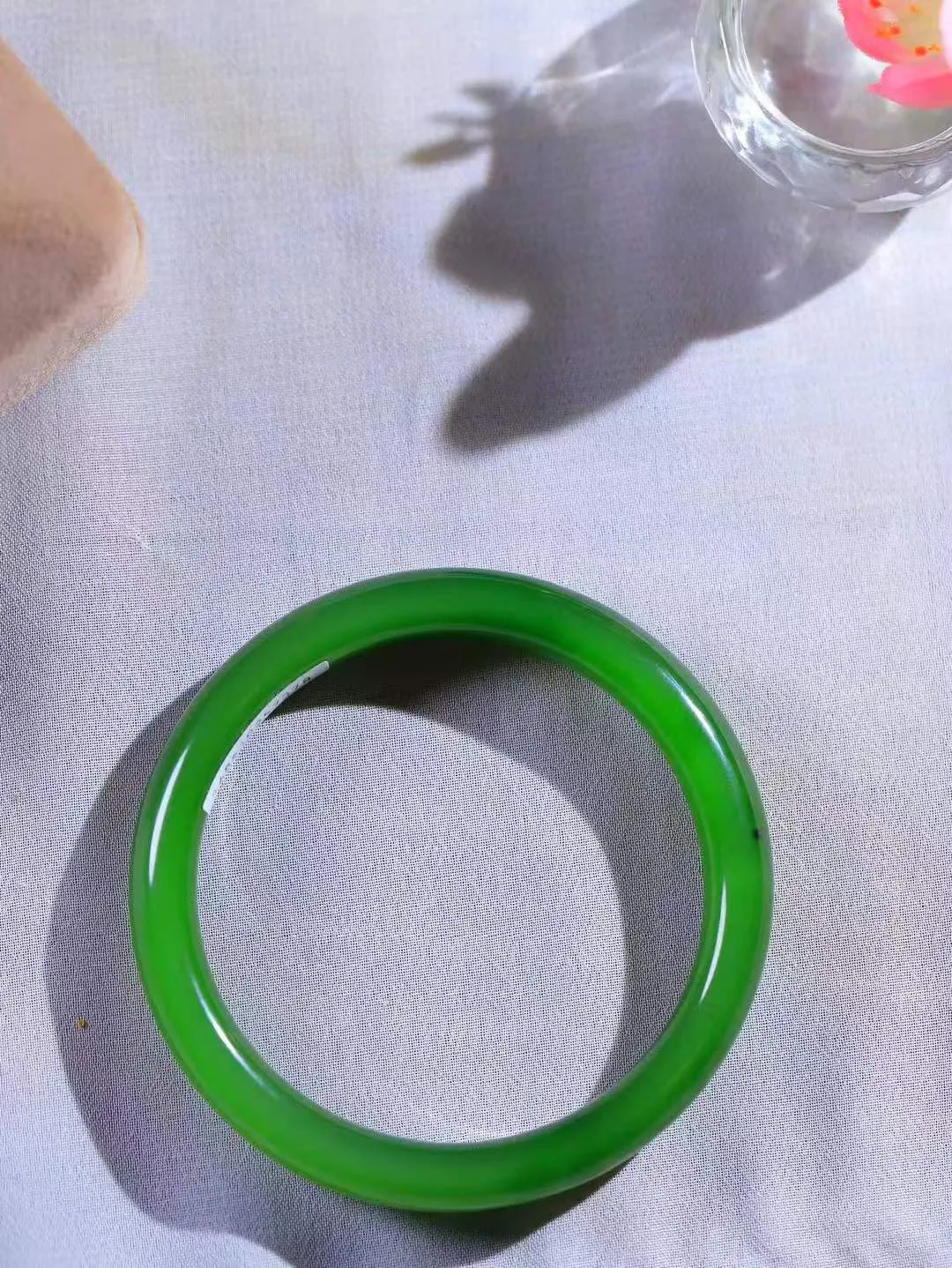 【碧波流转·手镯】

典藏级臻品️和田玉碧玉手镯，玉质细腻温润，手感舒适，️线条流畅，简约大气，美自天成，佩戴于腕间，婉约之美，举手投足间透出那份低调奢华，醉人心扉。
重37.8克 内径圈口56.5mm尺寸9.8-7.8mm  FDA-131101008