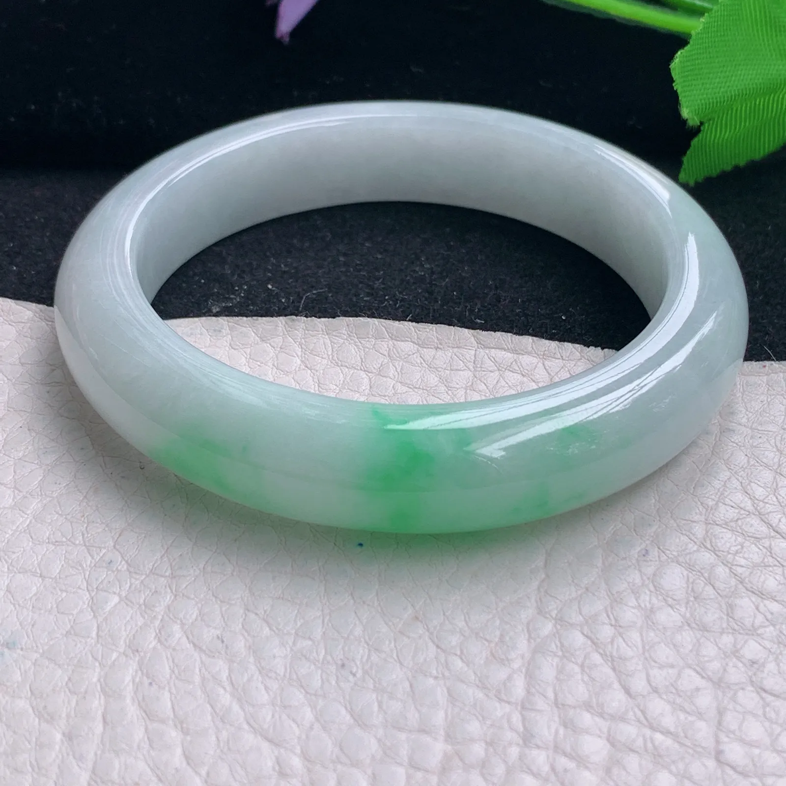 js自然光59*13*9平安镯 缅甸翡翠a货飘绿厚装宽边玉手镯 玉手环