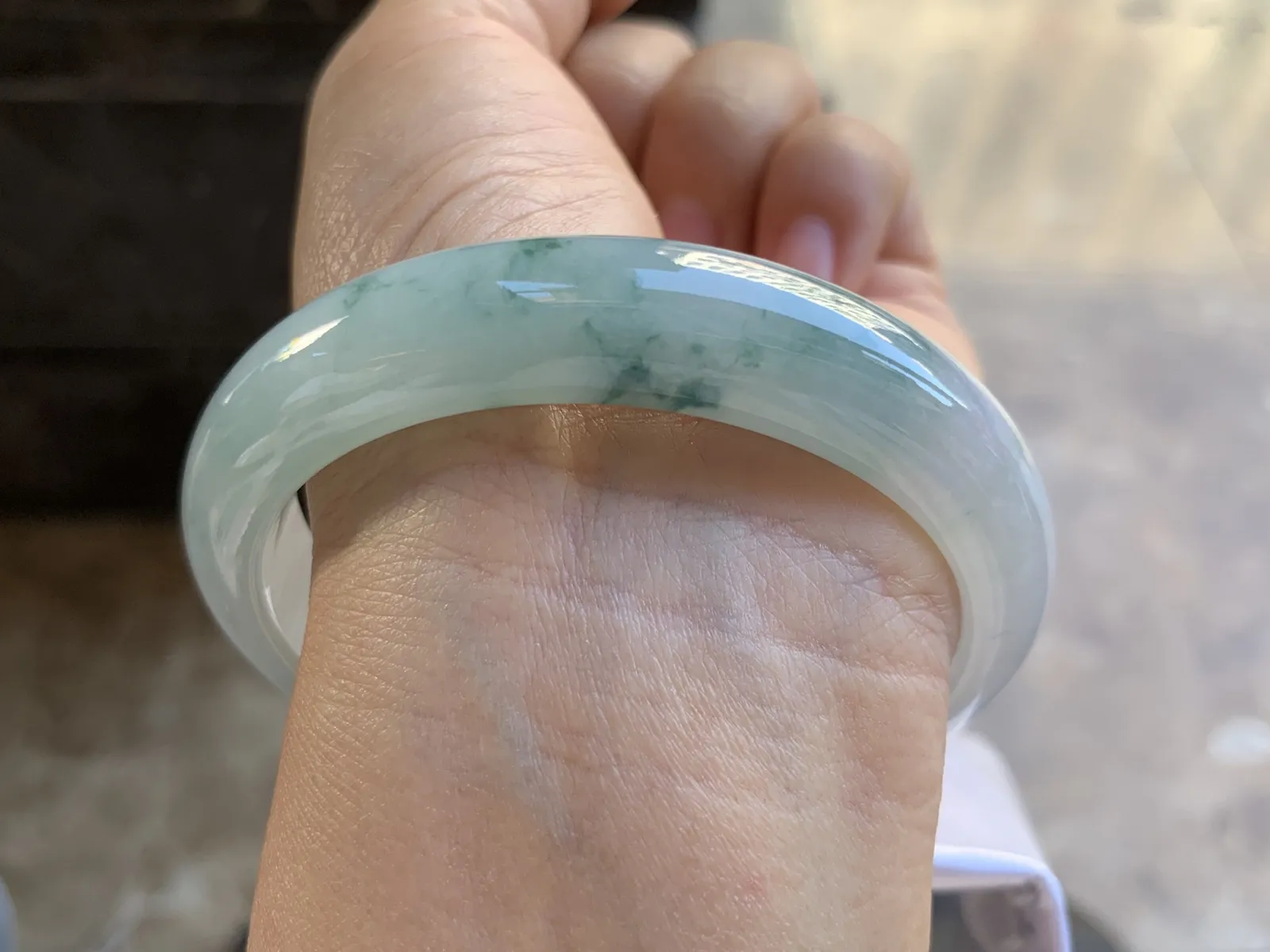 59-12.7-8mm
糯冰飘花手镯 底子细腻 水润