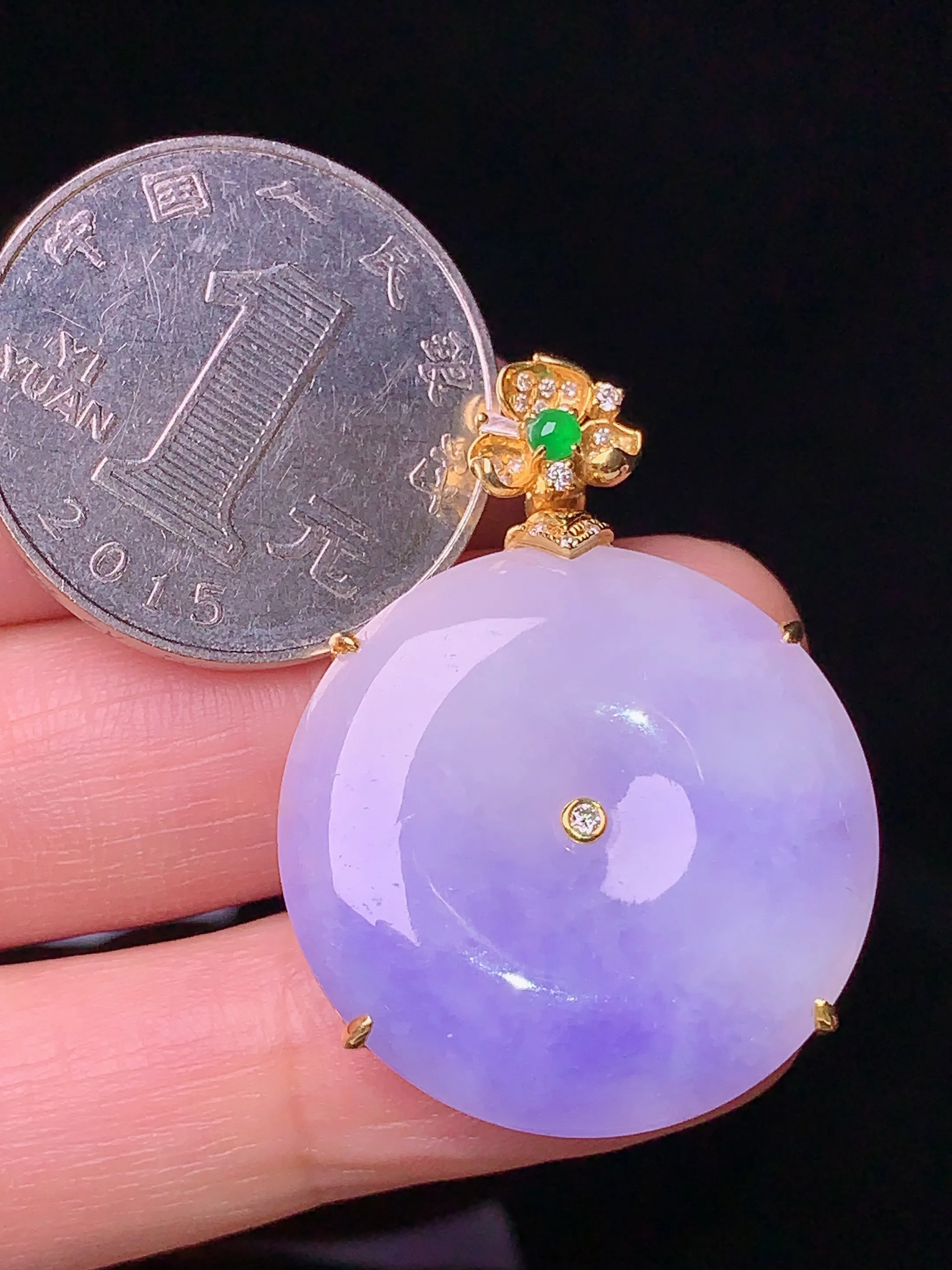 18k金钻镶嵌紫罗兰平安扣吊坠 玉质细腻 色泽清新艳丽 整体尺寸35.3*26.5*5.8