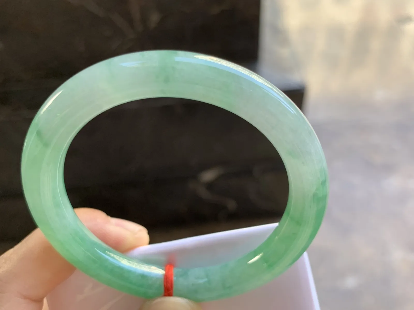 51.5-8.8mm
带色圆条手镯 底子细腻 颜色漂亮 性价比推荐