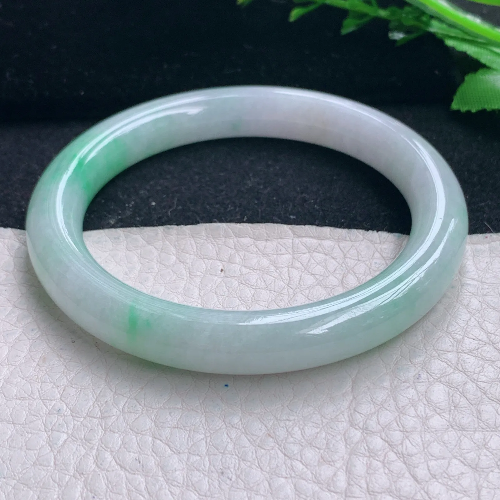 z自然光55*9.2*8.8美人镯 缅甸翡翠a货飘绿圆条玉手镯 玉手环