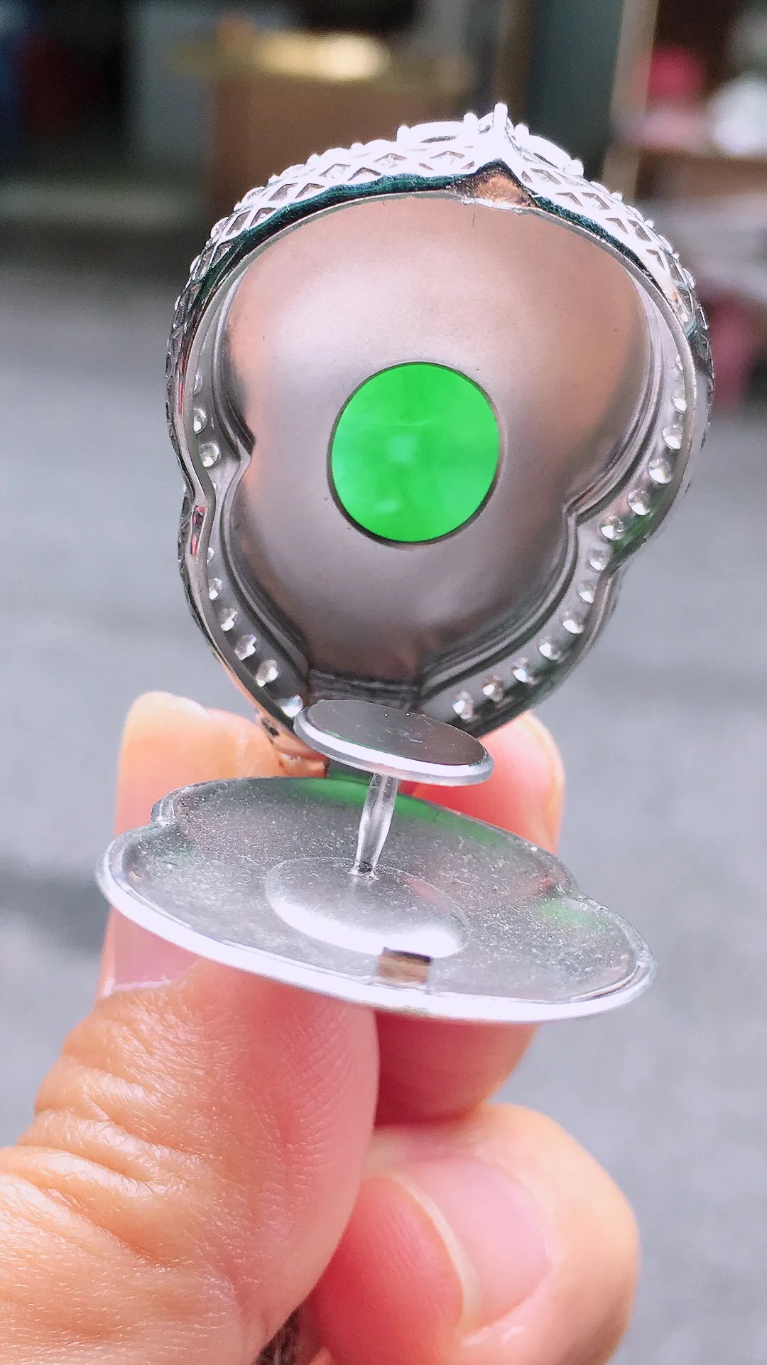 阳绿大葫芦吊坠，色泽均匀艳丽，玉质细腻，荧光感超
强，饱满圆润，尽显优雅气质，18k
金豪华镶嵌