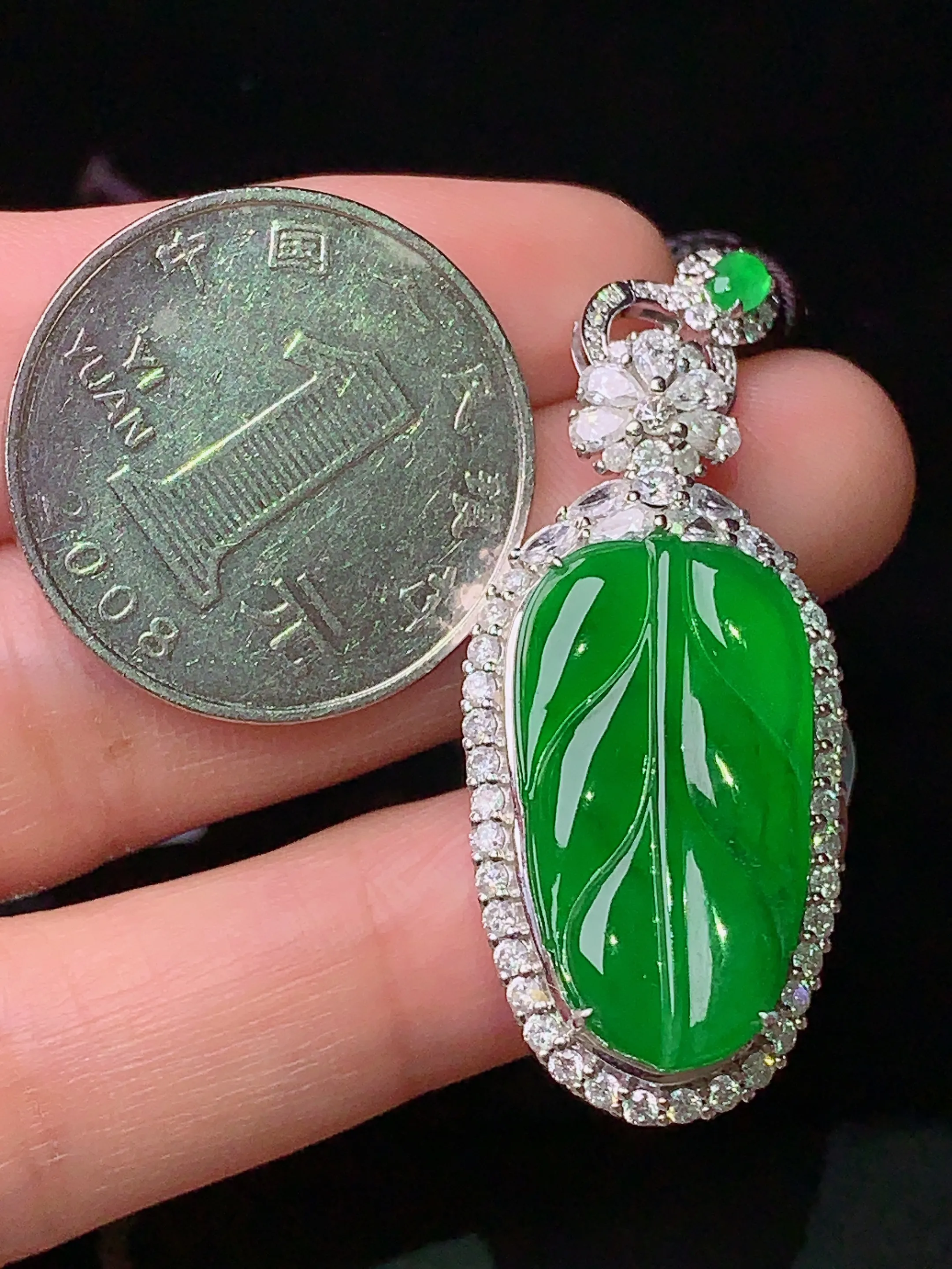 18k金钻镶嵌满绿树叶吊坠 玉质细腻 色泽清新艳丽 整体尺寸37.2*17.8*10