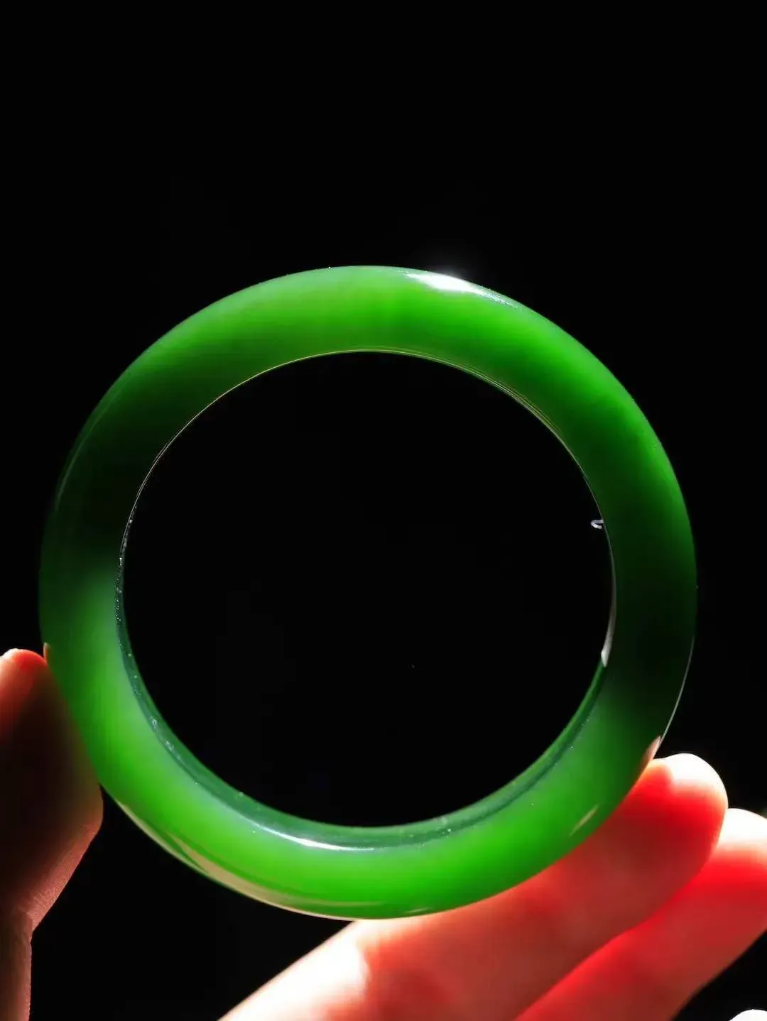 【腕间柔情.手镯】   

收藏传家级臻品️和田玉碧玉手镯 玉质温润细腻 油性十足 古朴秀雅 轻抚岁月的栏杆软香温玉，腕间玉镯轻轻晃动，令人情动心间，撷一缕月末的芬芳，把心思铺陈，时光静美，惟有你最温柔。重65克   尺寸55-13.6-9mm  461101000A