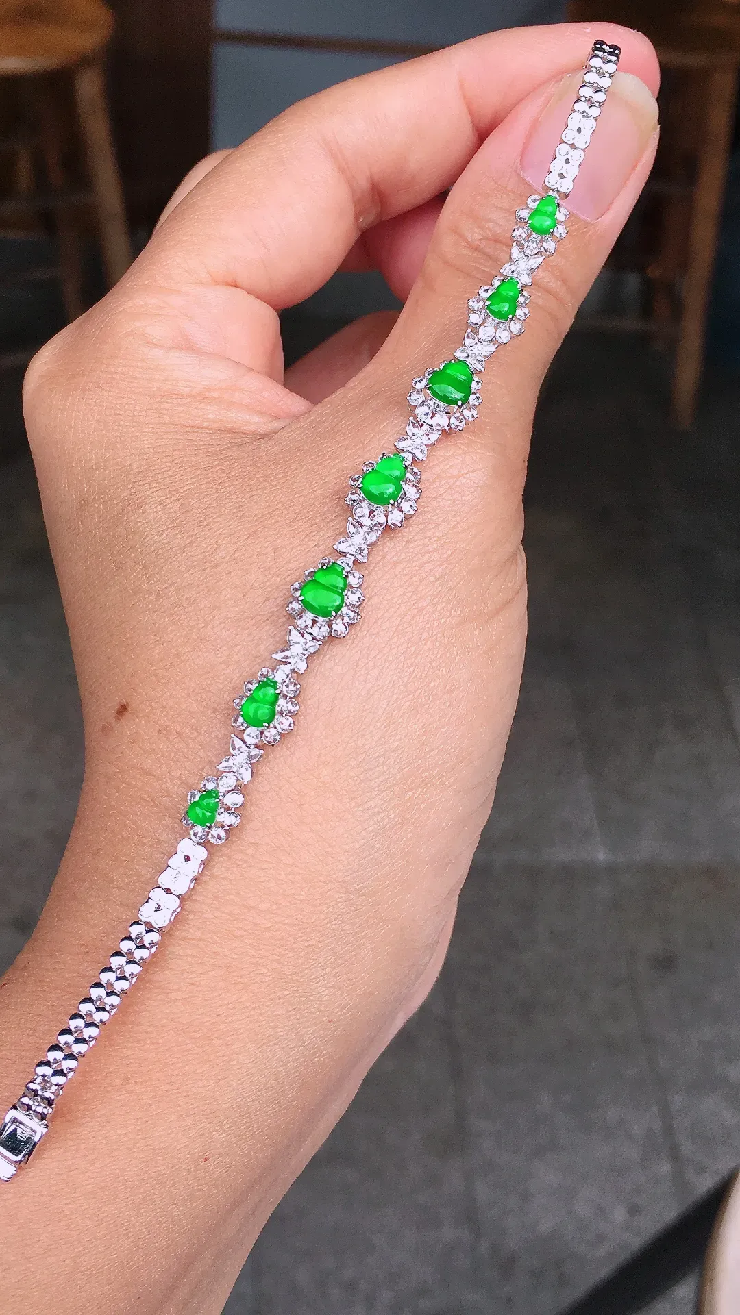 阳绿葫芦手链，色泽均匀艳丽，玉质细腻，荧光感超
强，饱满圆润，尽显优雅气质，18k
金豪华镶嵌