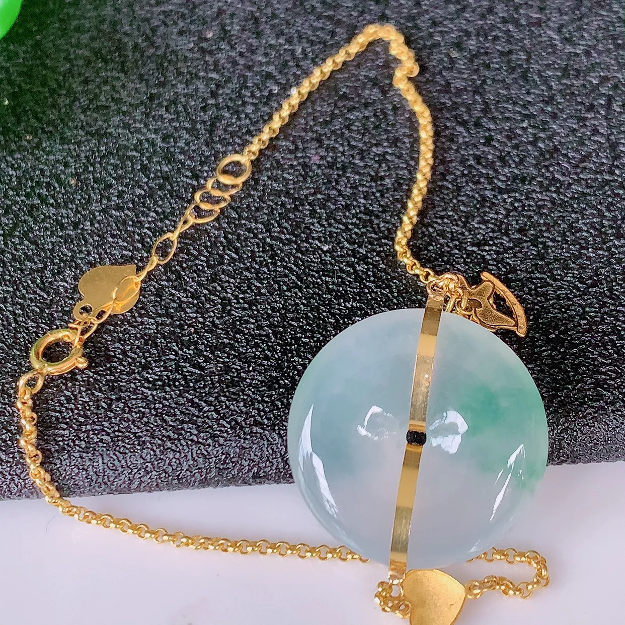 自然光实拍 18k金镶嵌冰种飘花翡翠平安扣手链，沁人心脾，豪华镶嵌而成，手链佩戴效果大气出众，尽显气质。翡翠种水好，胶感足，颜相当漂亮，高性价比，值得入手品鉴！#1.10平安扣尺寸17.*4